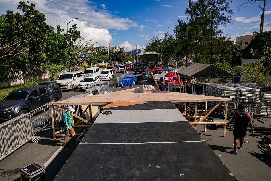 Production personnel set up a stage near the corner of Macapagal Boulevard and Buendia Avenue in Pasay City on April 21, 2022. The MMDA recently announced that only one lane of Macapagal Boulevard up to Buendia Avenue will be passable from April 19 to 21, while all lanes for both roads will be closed from April 22 to 24. The road closure is due to the mobilization of volunteer supporters of presidential candidate Leni Robredo in preparation for a grand rally on her birthday on the April 23. George Calvelo, ABS-CBN News