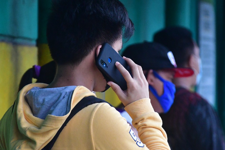 Citizens use their mobile phones in Quezon City amid the modified enhanced community quarantine on Aug. 16, 2020. Mark Demayo, ABS-CBN News/File