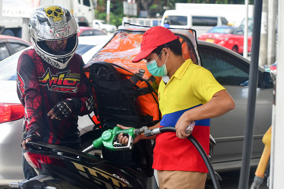 Motorists queue for fuel at a gas station in Quezon City on April 19, 2022, after another oil price hike. The price hike resumes after two weeks of rollback as the price of crude oil remains volatile in the world market. Mark Demayo, ABS-CBN News