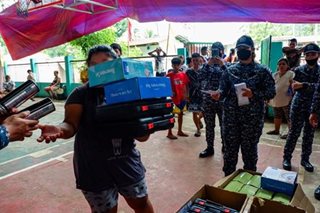 Cebu jail guards, tumulong sa mga biktima ng bagyo