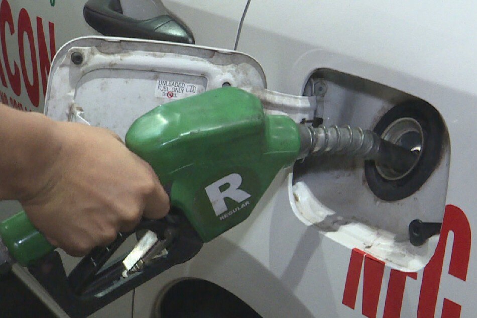Nagpapakarga ng gasolina ang isang taxi driver bago pa umarangkada ang panibagong oil price hike ngayong Martes. ABS-CBN News