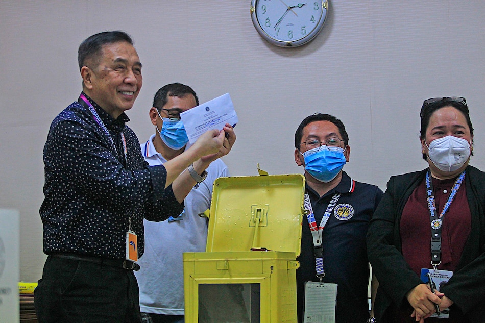 Commission on Election Chairman Saidamen Balt Pangarungan casts his vote at the Comelec office in Intramuros, Manila on April 27, 2022. ABS-CBN News