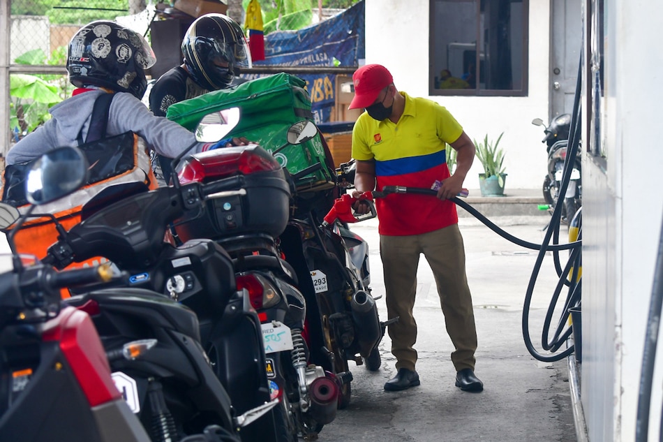  Motorists queue for fuel at a gas station in Quezon City on April 19, 2022, after another oil price hike. Mark Demayo, ABS-CBN News