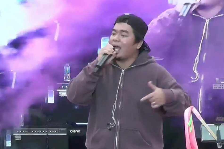 Rapper Gloc-9 performs at the Robredo-Pangilinan campaign rally in Baguio City on Monday. Screenshot