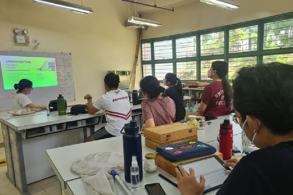 Mga estudyante ng University of the Philippines-Diliman na lumalahok sa face-to-face classes. Arra Perez, ABS-CBN News