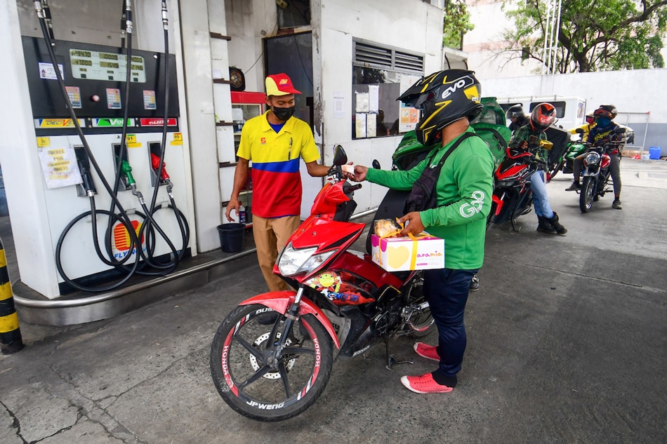 Motorists queue for fuel at a gas station in Quezon City on April 19, 2022, after another oil price hike. The price hike resumes after two weeks of rollback as the price of crude oil remains volatile in the world market. Mark Demayo, ABS-CBN News