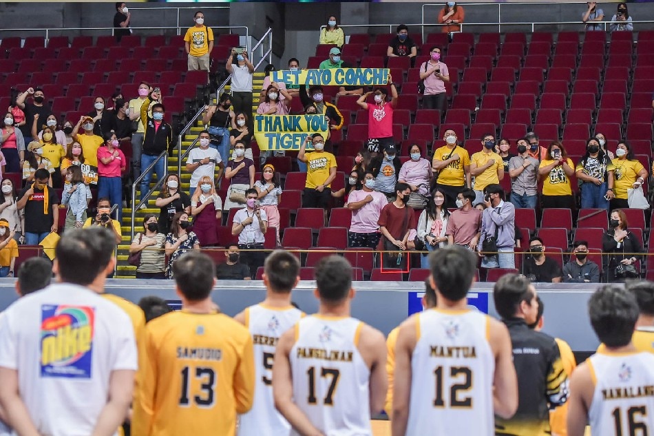 The UST community applaud the Growling Tigers after their last game of UAAP Season 84. UAAP Media.