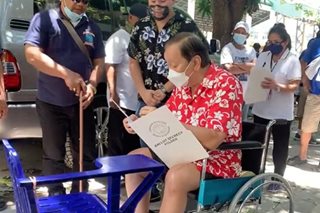 VP bet Lito Atienza votes in Manila