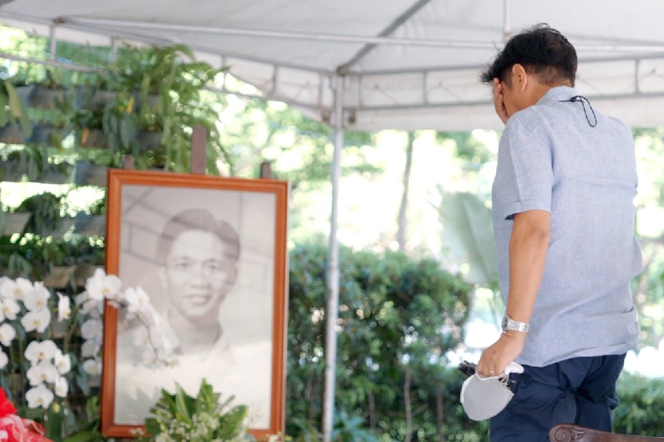 A picture showing leading presidential candidate Ferdinand 'Bongbong' Marcos Jr. visiting the grave of his father, the late president Ferdinand E. Marcos, at the Libingan ng mga Bayani in Taguig after #Halalan2022. Bongbong Marcos' Twitter page.