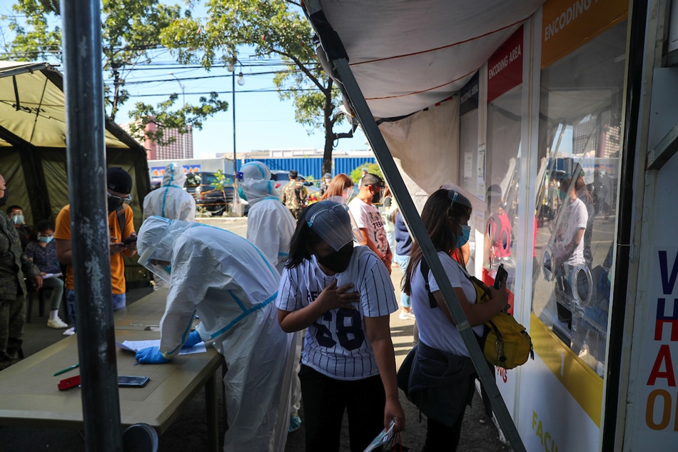 People line up for swab test at a COVID-19 testing facility at the Rizal Memorial Coliseum in Manila on January 4, 2022. Jonathan Cellona, ABS-CBN News