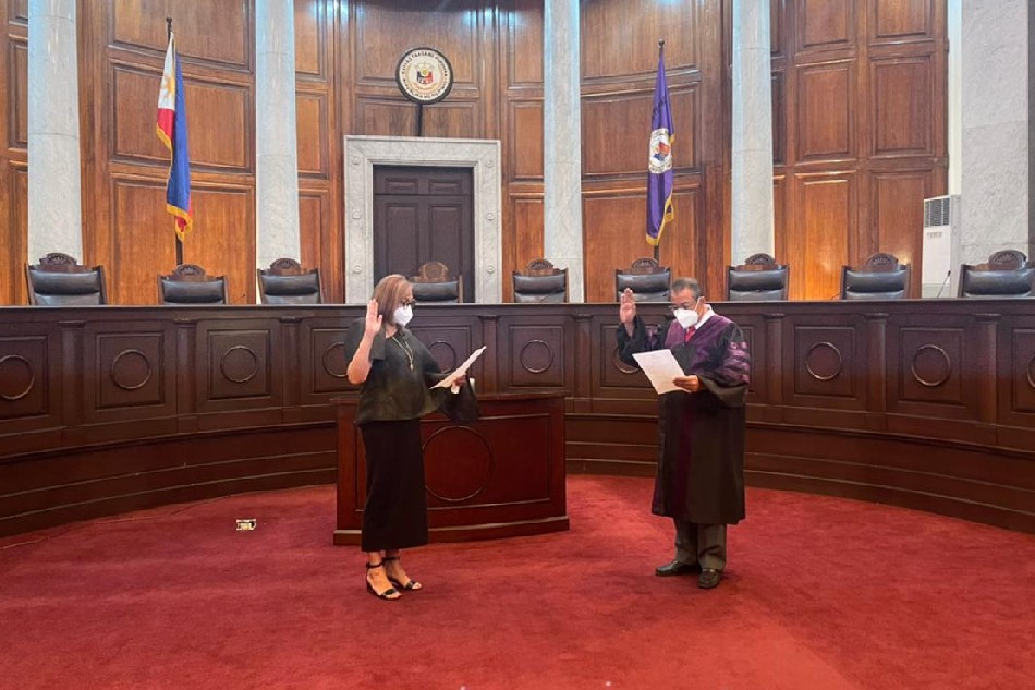 Justice Maria Filomena Singh takes her oath before Chief Justice Alexander Gesmundo as the newest Supreme Court magistrate on May 18, 2022. Contributed photo