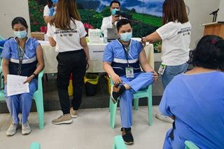 Health workers, seniors nagsimula nang makakuha ng ika-2 booster