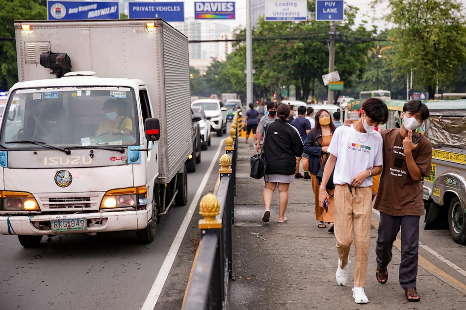 Naghihintay ng masasakyang jeepney ang mga commuter sa isang loading bay sa Maynila. George Calvelo, ABS-CBN News/file