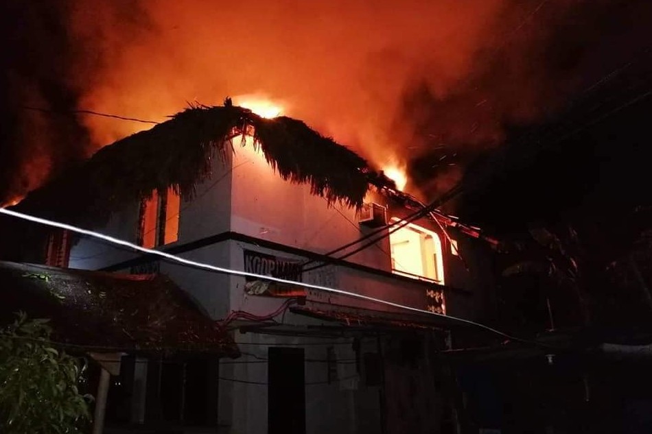 Isang establisimyento ang nasunog gabi ni Mayo 21, 2022 sa isang beach resort sa Pasacao, Camarines Sur. Kuha ni Norly Saniel