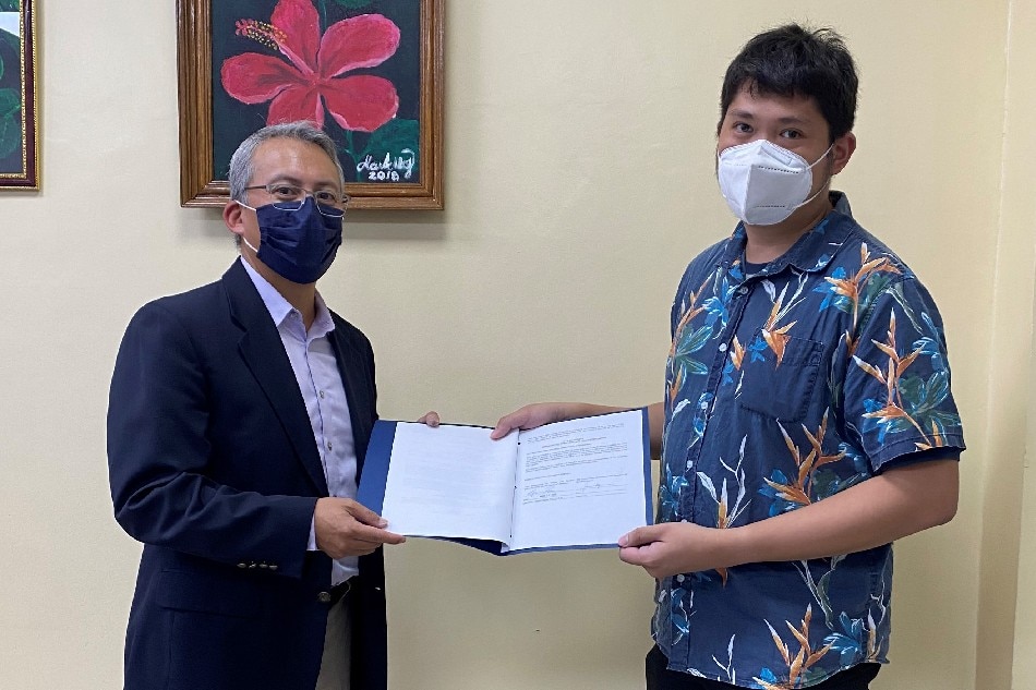  Right: US Centers for Disease Control and Prevention Philippines Director Dr. Romel Lacson (left) receives the MOU from Dr. Anjo Fabellon of the DOH-Bureau of International Health Cooperation. US Embassy in the Philippines