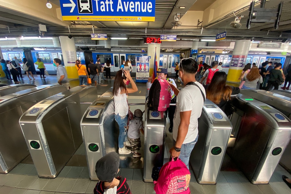 Sitwasyon sa MRT-3 North Avenue Station sa unang araw ng pagpapatupad ng libreng sakay noong Marso 28. Jonathan Cellona, ABS-CBN News/File