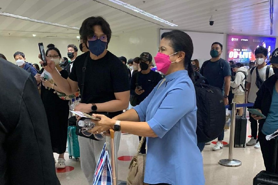 Vice President Leni Robredo at the arrives at the Ninoy Aquino International Airport on May 28, 2022 after a trip to the United States for her daughter