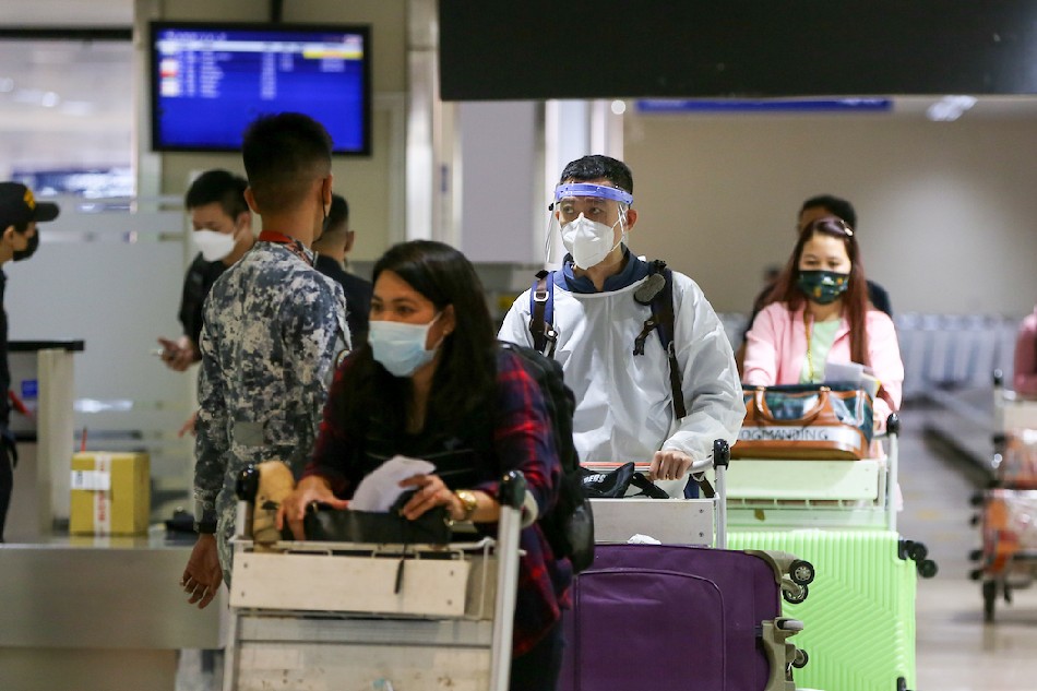 Pagdating ng ilang foreign nationals sa Ninoy Aquino International Airport sa Pasay City noong Pebrero 10, 2022. Jonathan Cellona, ABS-CBN News 