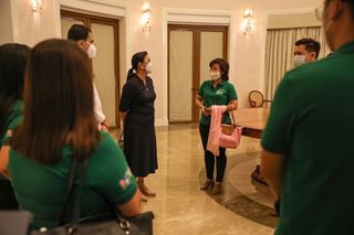 Robredo welcomes Duterte transition team in QC office
