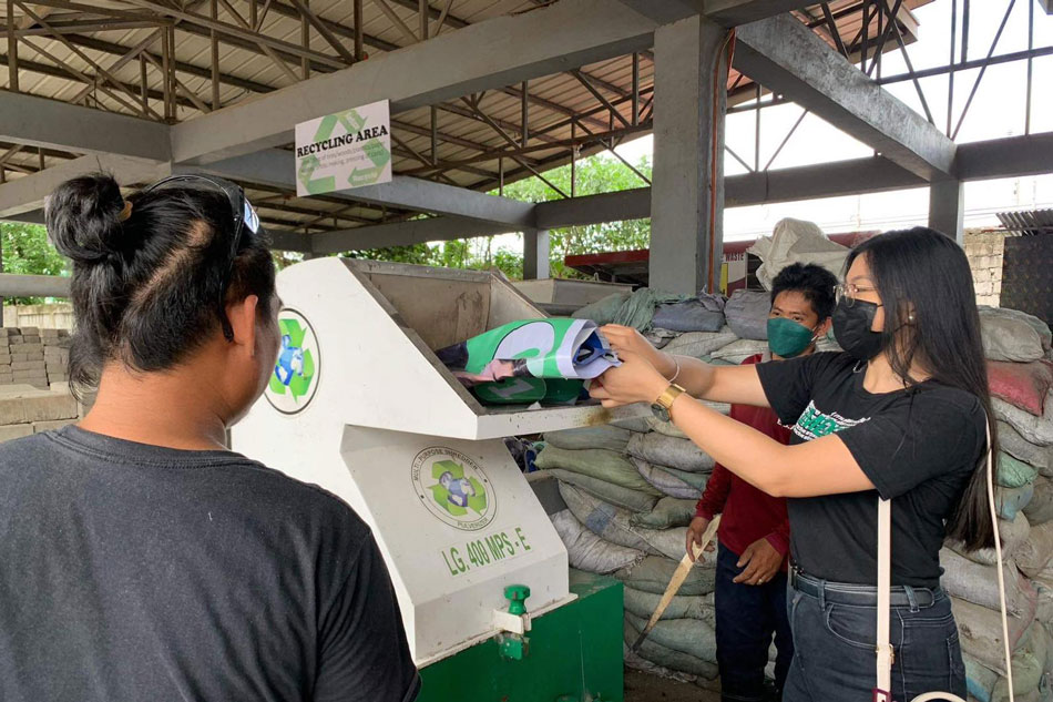 Ginawang eco-bricks ang mga campaign materials na nakolekta sa Lipa. 