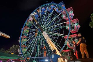 Ferris wheel nagka-aberya; 15 sakay na-stranded ng 1 oras
