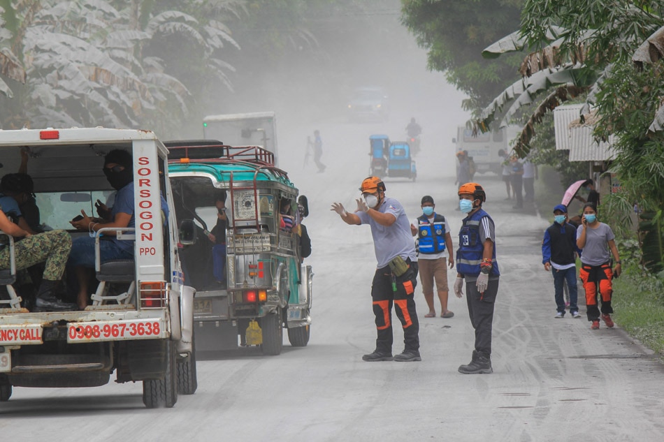 Disaster officers guide motorists after Bulusan eruption