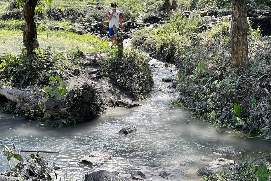 Nakontamina ng abo ang isang water source sa Barangay Puting Sapa sa Juban, Sorsogon kasunod ng pagputok ng Bulkang Bulusan. Aireen Perol