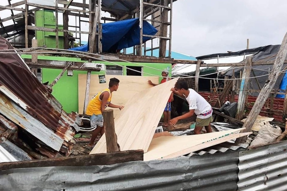 Dinalhan ng ABS-CBN Foundation ng home repair materials ang 286 pamilya sa Barangay Cab-ilan sa bayan ng Dinagat matapos mawasak ng Bagyong Odette ang kanilang mga tahanan. Retrato mula sa Facebook page ng ABS-CBN Foundation