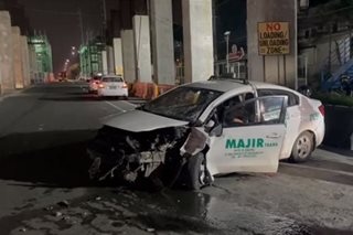 Taxi bumangga sa poste ng MRT-7 sa QC; 2 sugatan