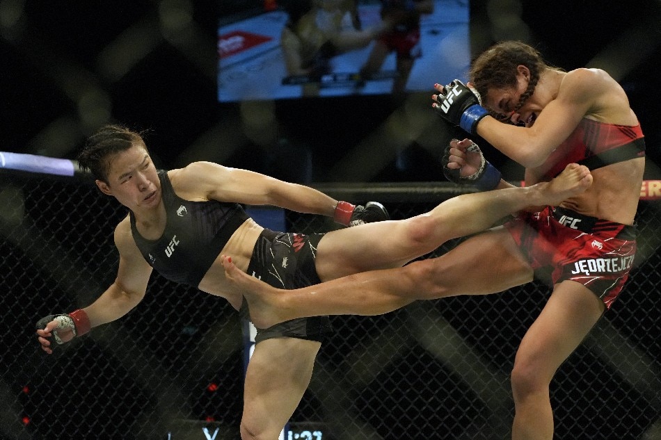 Zhang Weili of China (L) competes with Joanna Jedrzejczyk of Poland (R) in the women’s strawweight bout during the Ultimate Fighting Championship (UFC) 275 event in Singapore on June 12, 2022. Nicholas Yeo, AFP.
