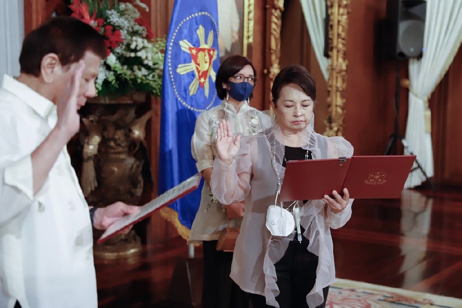 President Duterte administers the oath of office of Pampanga Representative-elect Gloria Macapagal-Arroyo at the Malacañan Palace Monday. Malacañang photo 