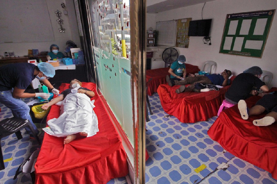 Residents of Bgy. 234 in Tayuman, Manila participate in a bloodletting drive in time for Valentine