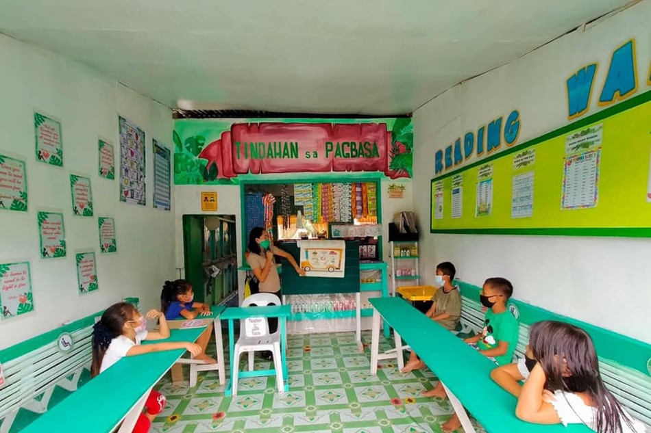 Mistulang sari-sari store ang reading hub na ito sa Davao del Norte. Larawan mula sa DepEd XI 