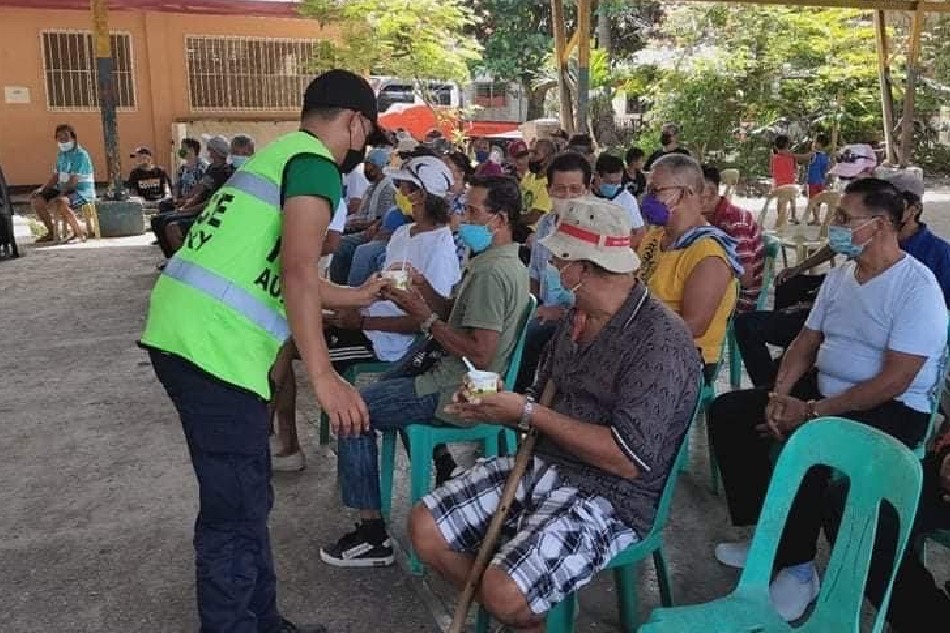 Pinasaya ng mga pulis sa Davao City ang 50 tatay na senior citizens para sa maagang Father