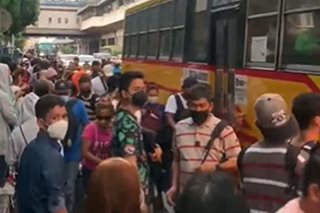 Bus commuters sa EDSA nag-uunahan dahil sa pag-ulan
