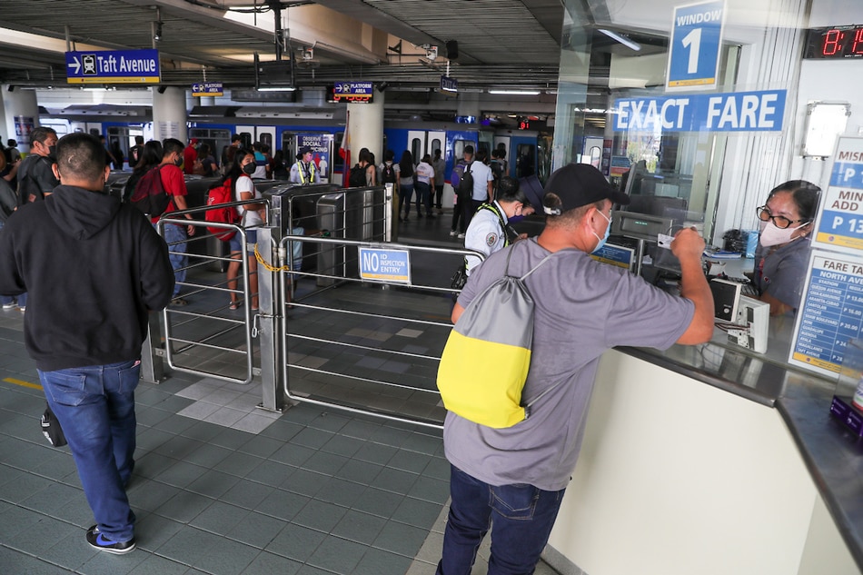  Sinasamantala ng mga pasahero ang libreng sakay ng MRT. Jonathan Cellona, ABS-CBN News/File