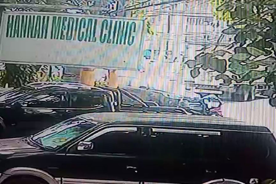 Nakuhanan ng CCTV ang pagbangga ng isang SUV sa motorsiklong sinasakyan ng isang traffic enforcer na humabol sa kaniya dahil sa paglabag. Screengrab