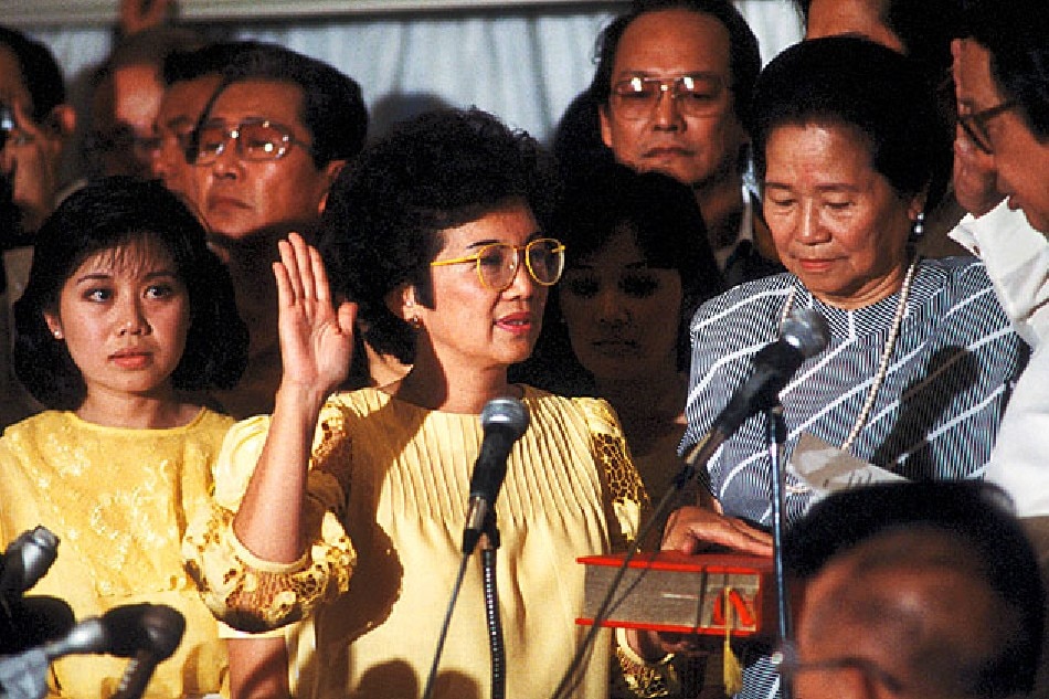 Corazon Aquino swears in as President of the Philippines at Club Filipino, San Juan on February 25, 1986. Malacañang Palace archives