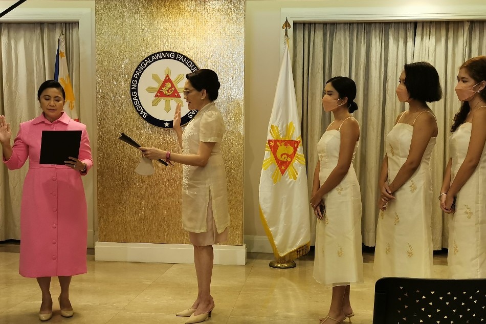 Reelected Senator Risa Hontiveros takes her oath of office before outgoing Vice President Leni Robredo. Hontiveros was accompanied by her 3 daughters. Adrian Ayalin, ABS-CBN News