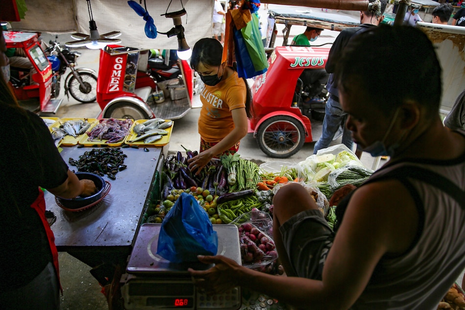 Residents buy basic goods at Hunter Market, a wet market on Kaliraya Street, near Araneta Avenue in Tatalon Quezon City on April 8, 2022, Jonathan Cellona, ABS-CBN News
