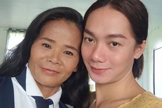 Nanay binigyan ng free make-up service sa grad pictorial