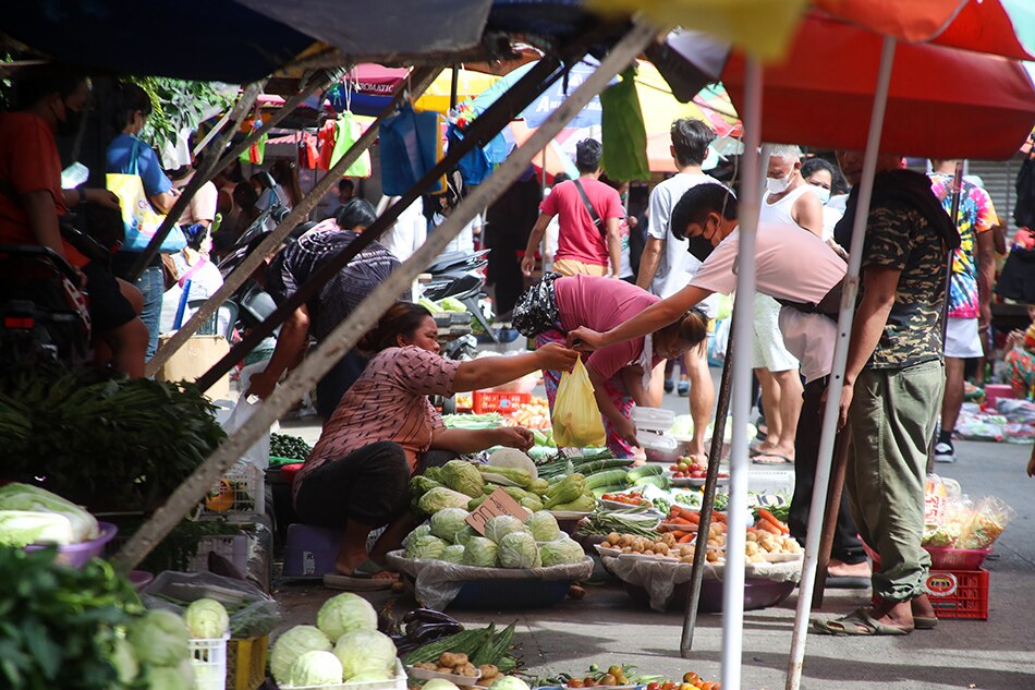 People buy from a road side market near IBP Road and Commonwealth Avenue in Quezon City on July 1, 2022. Jonathan Cellona, ABS-CBN News