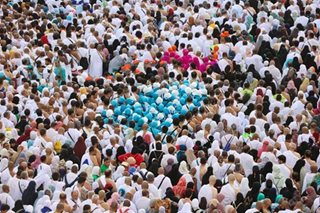 Saudi Arabia opens hajj to non-residents