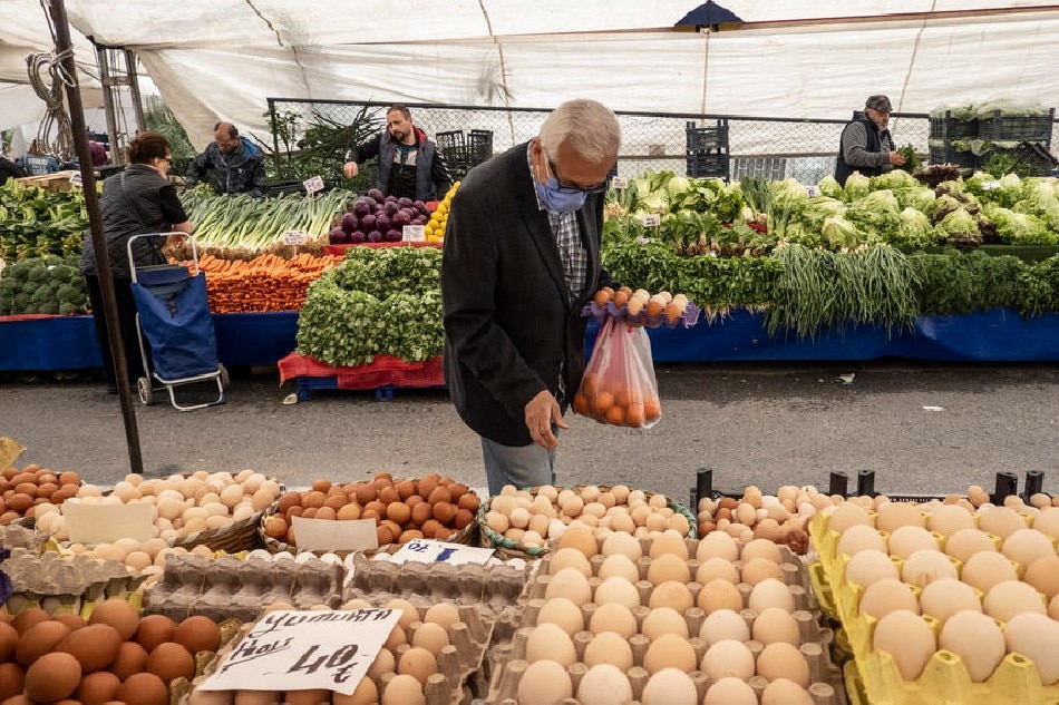People shopping at a local market in Istanbul, Turkey, 05 May 2022. According to the Turkish Statistical Institute (TUIK), Turkish inflation hits new record 20-year high of 70 percent in April. Erdem Sahin, EPA-EFE