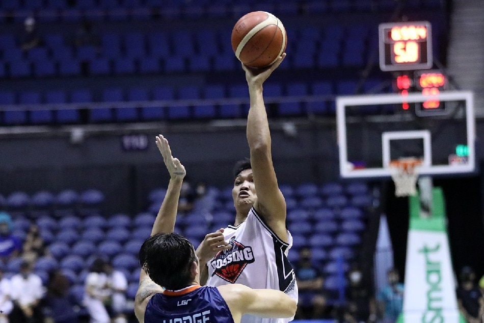 Blackwater rookie Ato Ular in action against the Meralco Bolts in the 2022 PBA Philippine Cup. PBA Images.