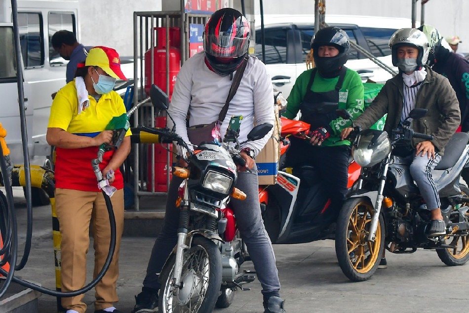  Motorists queue for fuel at a gas station in Quezon City on April 19, 2022, after another oil price hike. The price hike resumes after two weeks of rollback as the price of crude oil remains volatile in the world market. Mark Demayo, ABS-CBN News