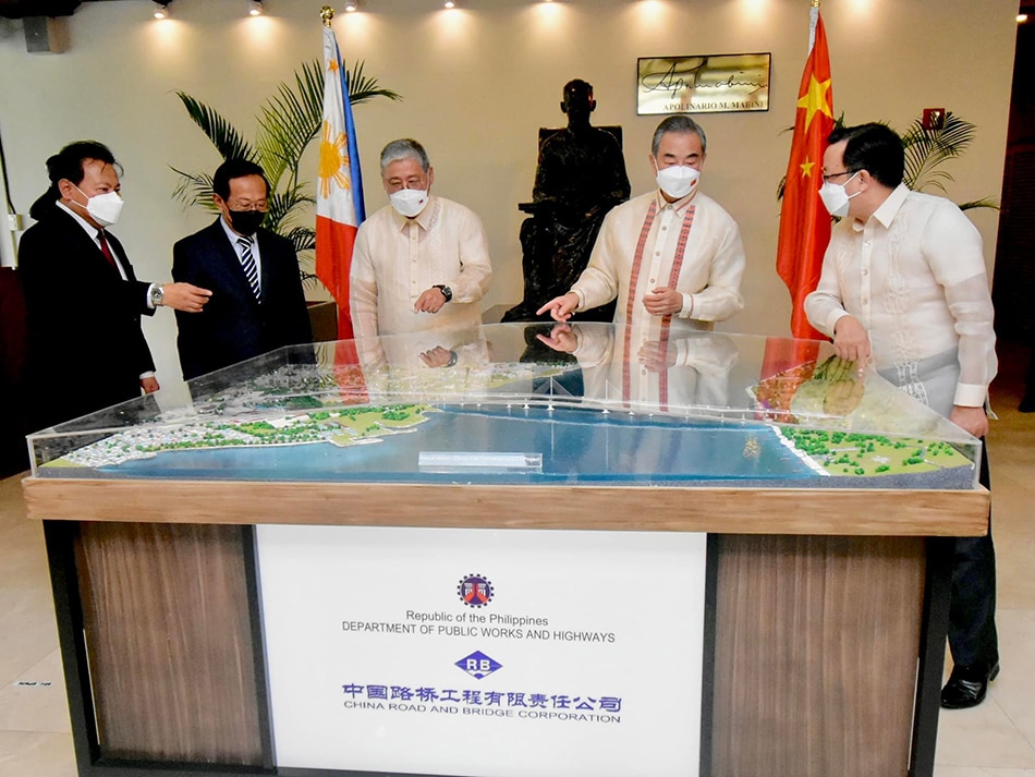 Philippine and Chinese officials unveil a scale model of the Samal Island-Davao City connector project. DPWH
