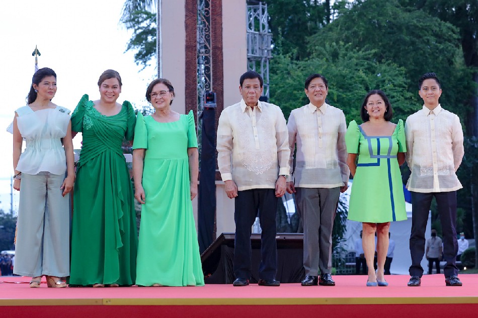 President Rodrigo Duterte poses for a photo opportunity with his daughter Vice President-elect Sara Zimmerman Duterte and Ms. Elizabeth Zimmerman Duterte, President-elect Ferdinand Marcos, Jr., Senator Imee Marcos, Ms. Liza Araneta-Marcos, and Ilocos Norte Representative-elect Sandro Marcos following the inauguration of Vice President-elect Duterte as the 15th Vice President of the Philippines at San Pedro Square, Poblacion District in Davao City on June 19, 2022. Ace Morandante, Presidential Photo