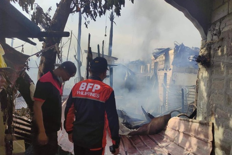 Fire hits Valenzuela residential area | ABS-CBN News