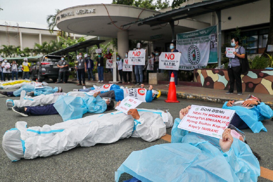  Health workers hold a lunch break protest and noise barrage at the Research Institute for Tropical Medicine in Muntinlupa on August 31, 2021 criticizing the Department of Health and the Duterte administration for the non-release of COVID-19 benefits. Jonathan Cellona, ABS-CBN News/File